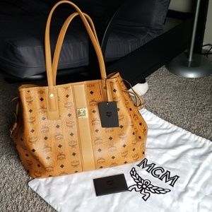 TV $1000 💯AUTHENTIC MCM REVERSIBLE SHOULDERBAG